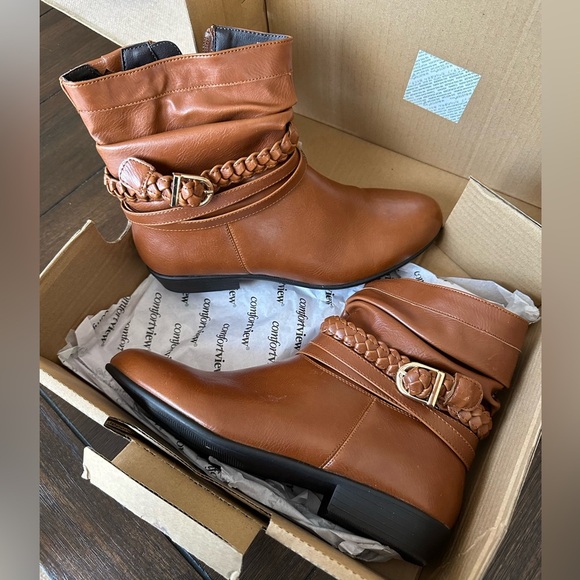 NWT Comfortview Womens 7W Mickey Bootie Short Ankle Boot Winter Shoes Cognac - Picture 3 of 10